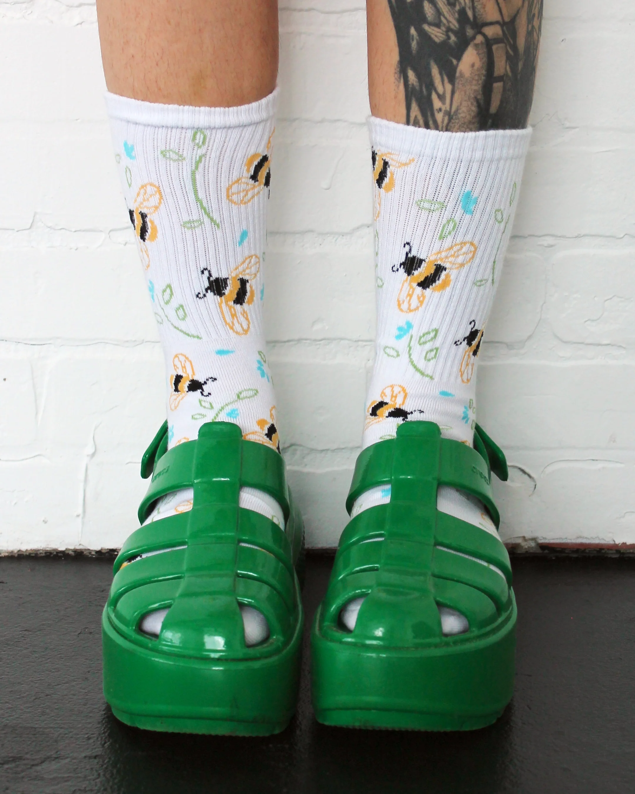 Buzzin' Around Socks - Image 5