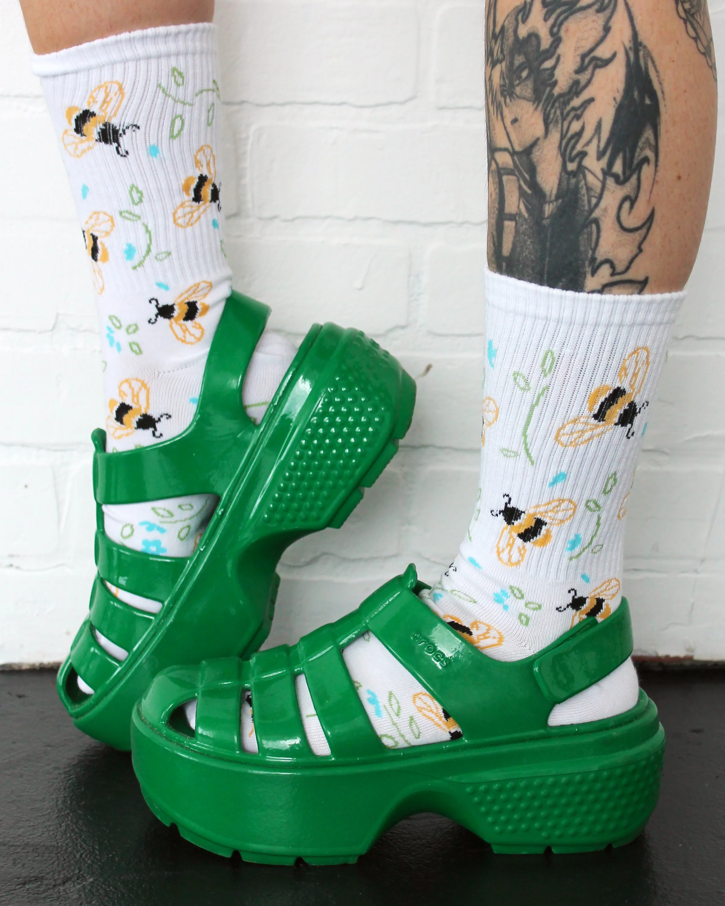 Buzzin' Around Socks - Image 7